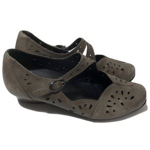 Ziera mary jane comfort shoes. Size 9. Shows some scuff marks on toe area.